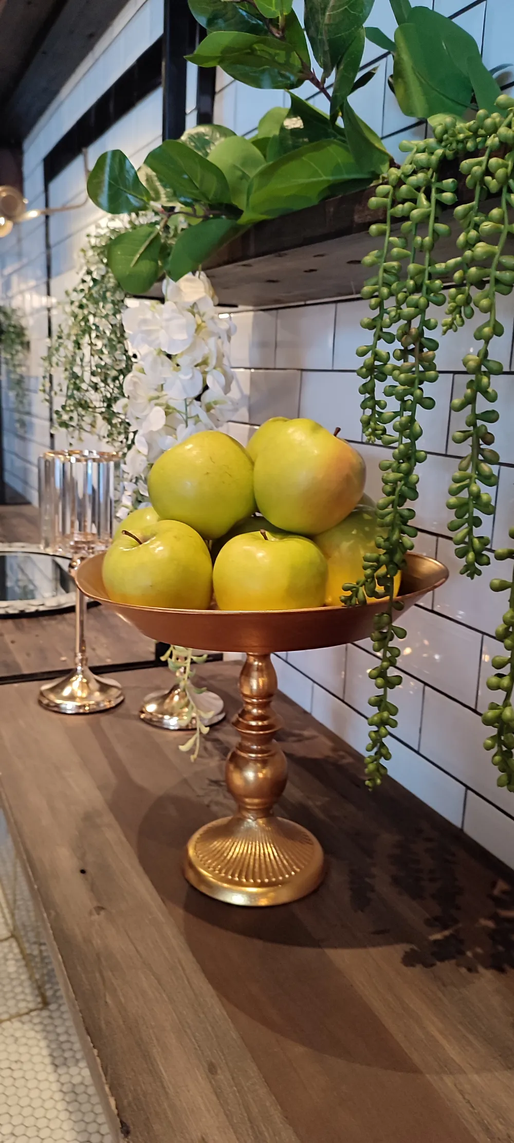 Decoración con velas doradas y flores sobre madera