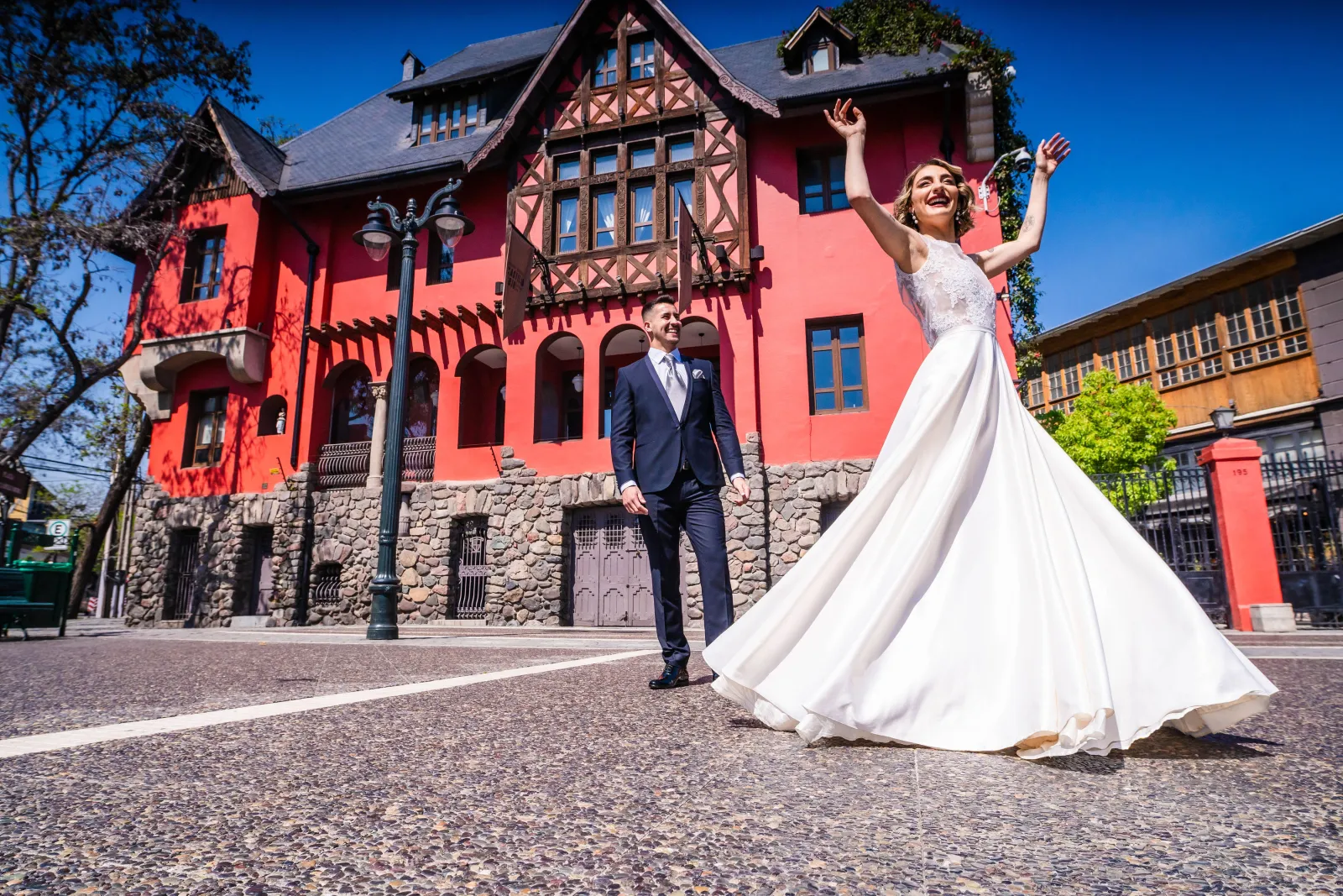Novios frente a la fachada roja patrimonial del Castillo Rojo