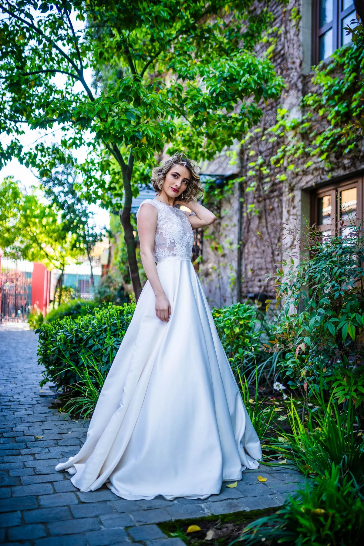 Novia en el jardín verde del castillo