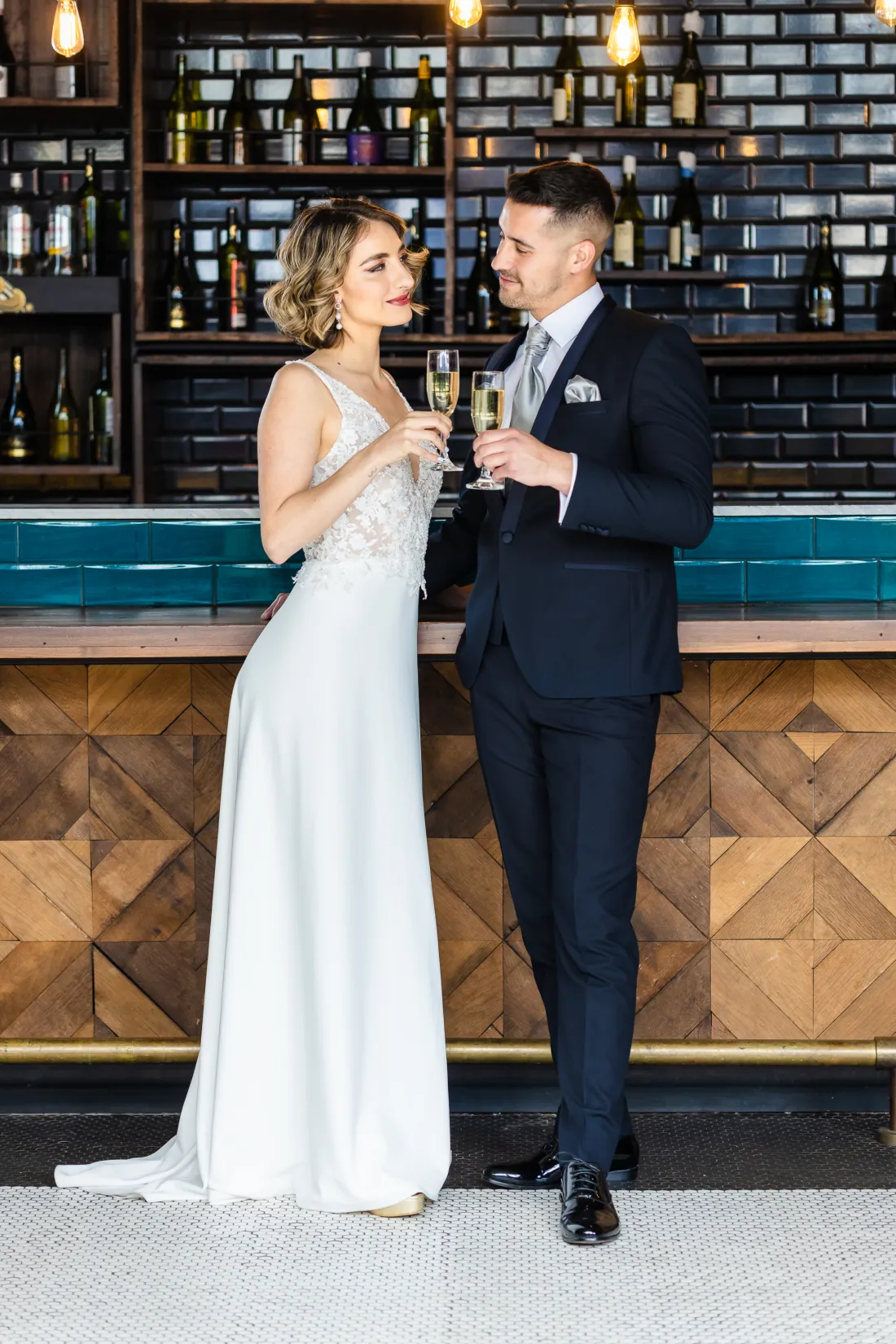 Brindis de una pareja en la barra del lounge