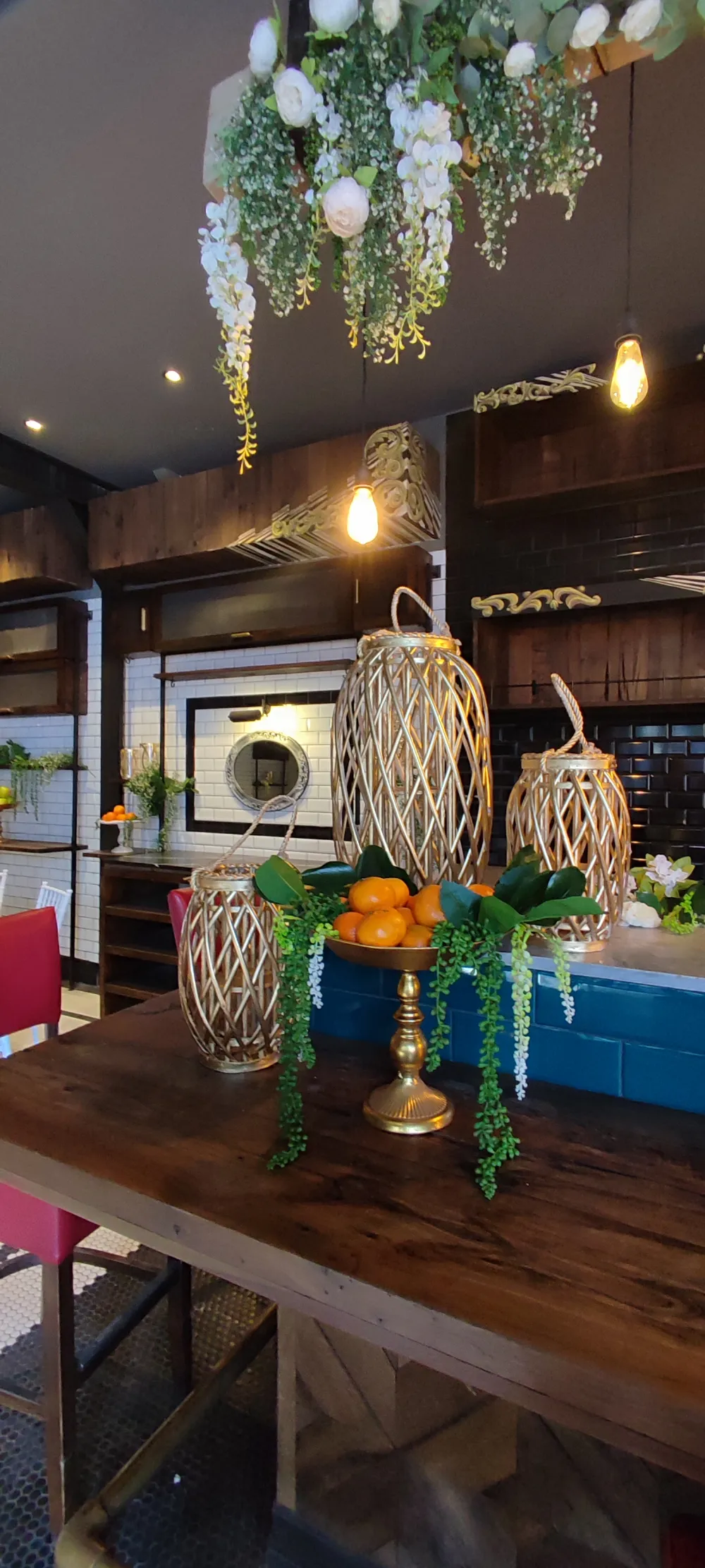 Detalle de mesa decorada con flores y frutas cítricas